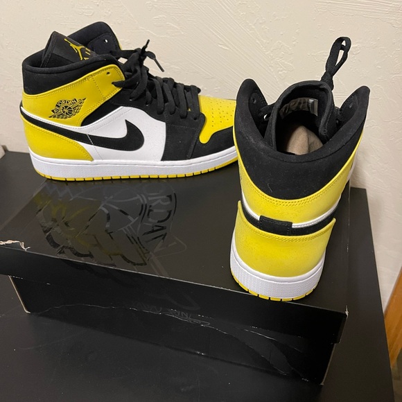 Jordan 1 Mid Yellow Toe - Picture 5 of 7